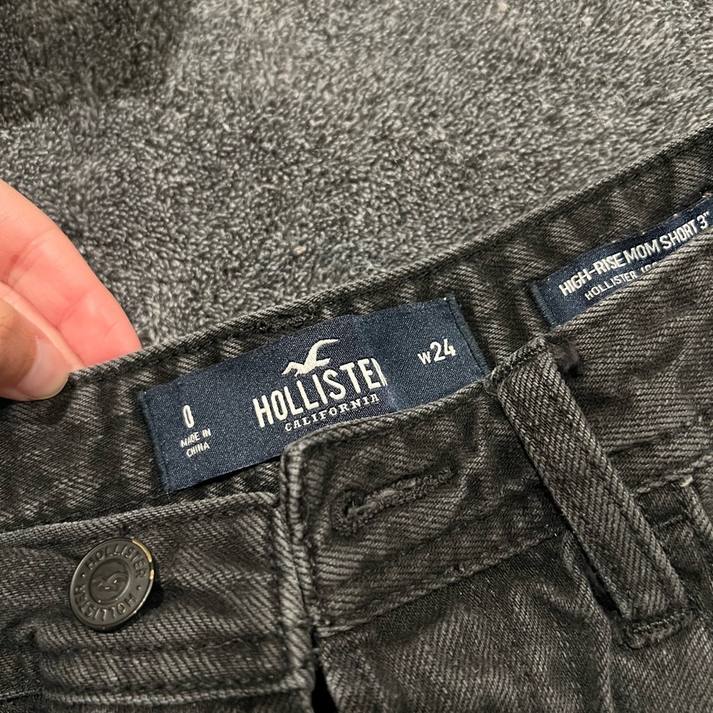 Hollister High Rise Mom Shorts 3”. Black. - Picture 2 of 4